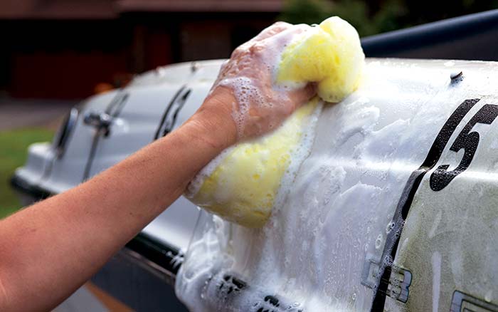 cleaning-boat-hull